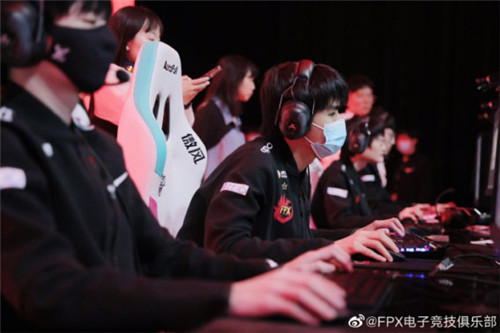 FPX状态回升轻取RW-林伟翔接受英文流采访 目标是拿冠军