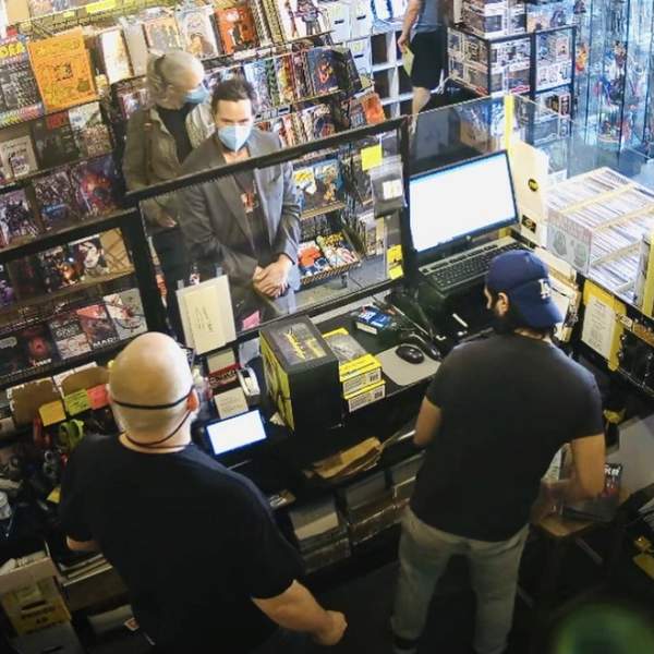 我买我自己！基努里维斯买《赛博朋克2077》银手手办